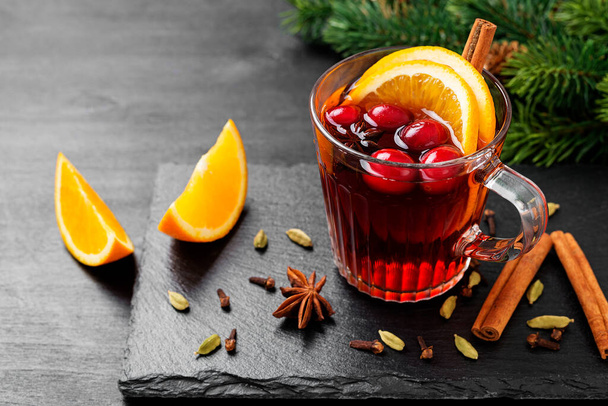 Noel şarabı ya da baharatlı ve portakal dilimli gluhwein.. - Fotoğraf, Görsel