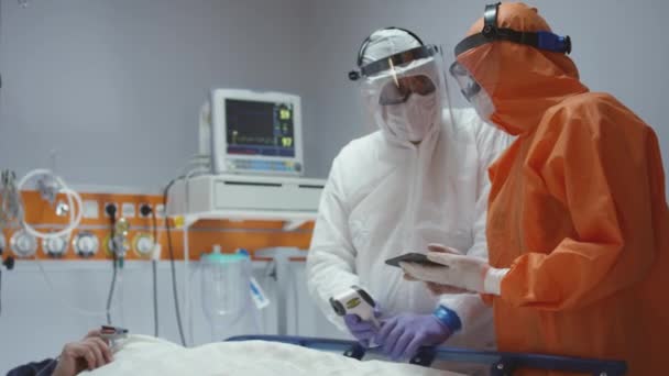 Enfermeira Medição de Temperatura de Pacientes com Coronavírus e Consultoria com Médico - Filmagem, Vídeo