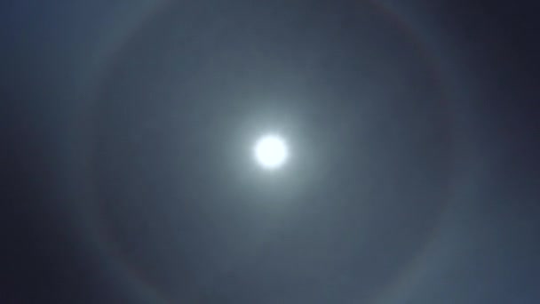 Fantástico lindo Sol Halo Fenômeno no céu. Arco-íris em torno do sol no verão - Filmagem, Vídeo