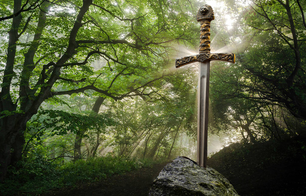 Excalibur, l'épée mythique dans la pierre du roi Arthur
 - Photo, image