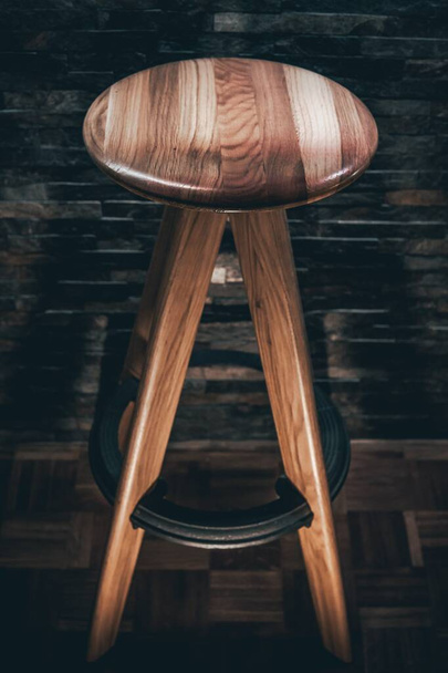 Coole hölzerne handgefertigte Stuhl Details erschossen - Foto, Bild