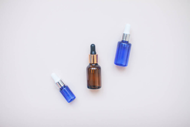 Bottles with face serum on a light background. Beauty industry. Layout - Foto, imagen