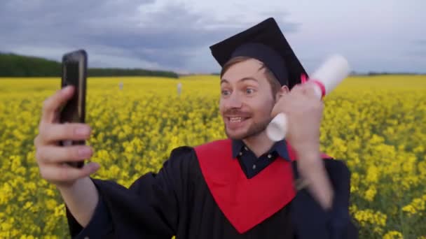 Ευτυχισμένος απόφοιτος αναδεικνύει δίπλωμα στους γονείς του σε απευθείας σύνδεση - Πλάνα, βίντεο