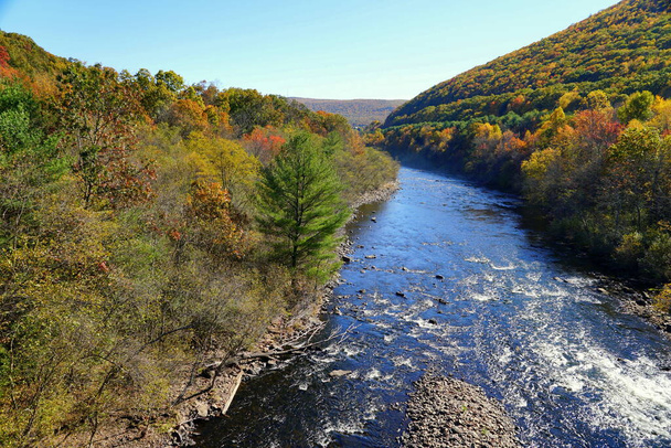 Opvallende herfstkleuren bij Lehigh River, Jim Thorpe, Pennsylvania, Verenigde Staten - Foto, afbeelding