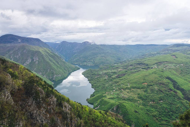 Krajobraz na górze Tara z jeziorem - Zdjęcie, obraz
