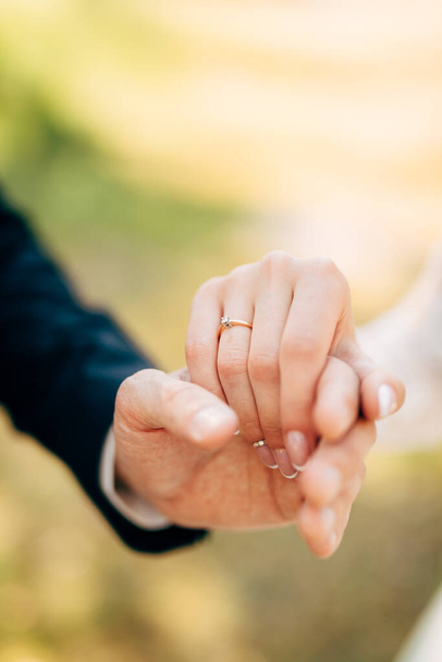 les mains du marié et de la mariée tiennent ensemble - Photo, image