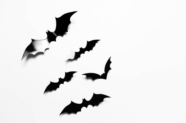 Gros plan de nombreuses chauves-souris noires d'Halloween isolées sur fond blanc. - Photo, image