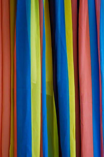 зображення барвистого текстильного тла, купа яскраво складеної тканини
 - Фото, зображення