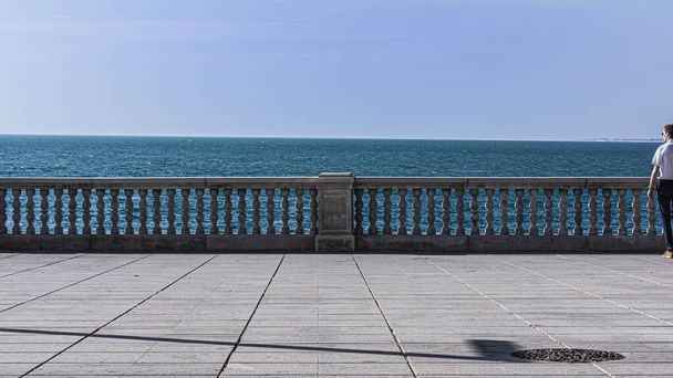 Clôture en béton sur le front de mer en face de la mer - Photo, image