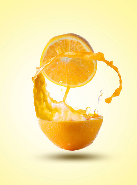 ジューススプラッシュとジュースオレンジ - 写真・画像