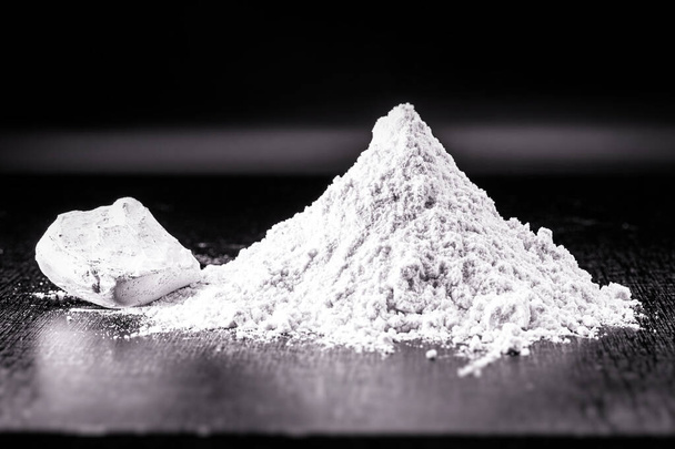 O caulim é um mineral de constituição inorgânica, quimicamente inerte, extraído de depósitos e processado em diferentes bandas granulométricas. Usado na indústria de alimentos, papel e tintas - Foto, Imagem