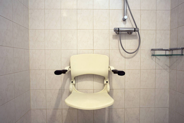 Asiento de ducha montado en la pared para personas con discapacidad o de edad avanzada, ducha para discapacitados o ancianos - Foto, imagen