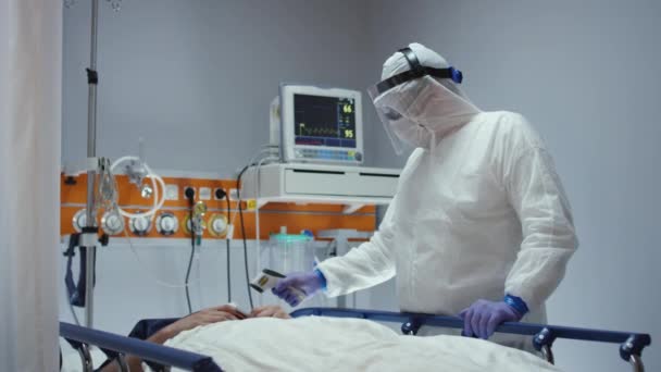 Slowmo - Krankenschwester misst Temperatur von Coronavirus-Patienten - Filmmaterial, Video