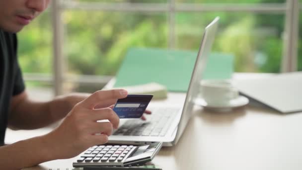 Ruce držící kreditní kartu (maketa nahoru) a používající notebook. Online nakupování - Záběry, video