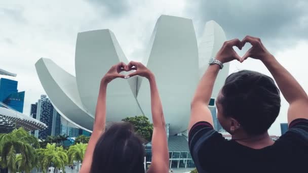 Drei asiatische Freunde genießen das Leben in der Stadt, machen Selfies und machen Fratzen in die Kamera. Freundschafts- und Urlaubskonzept - Filmmaterial, Video