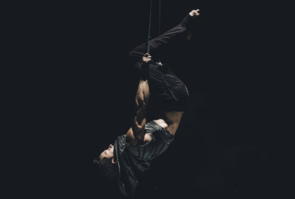 Profesjonalny akrobata przyjmuje liny do góry nogami - Zdjęcie, obraz