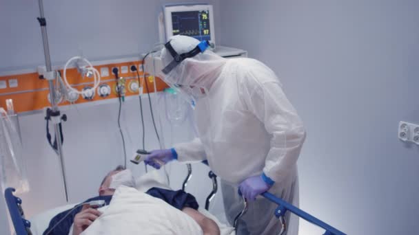 Infirmière mesurant la température des patients atteints de coronavirus et consultant un médecin - Séquence, vidéo