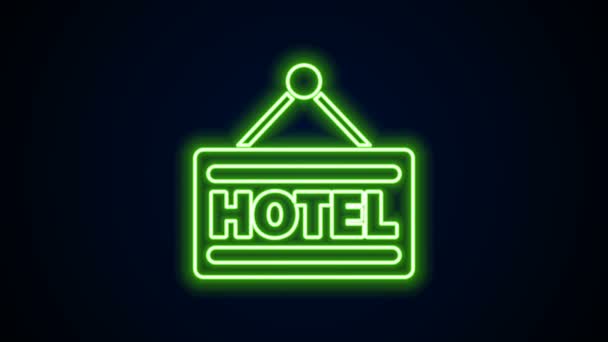 Brillante línea de neón Letrero publicidad al aire libre con texto Icono del hotel aislado sobre fondo negro. Animación gráfica de vídeo 4K - Metraje, vídeo