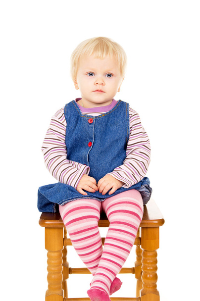 Bambina seduta su una sedia
 - Foto, immagini