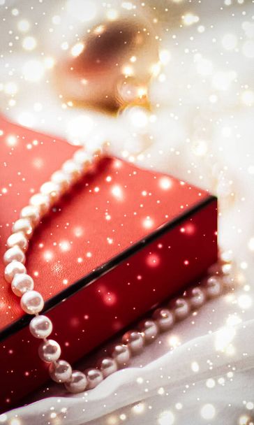 クリスマス魔法の休日の背景、お祝いの赤ちゃん、豪華なブランドデザインのための冬の季節のプレゼントとして赤ヴィンテージギフトボックスと黄金の輝き - 写真・画像