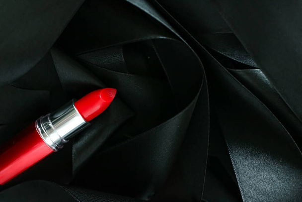 Siyah ipek arka planda kırmızı ruj, lüks makyaj ve güzellik kozmetik - Fotoğraf, Görsel