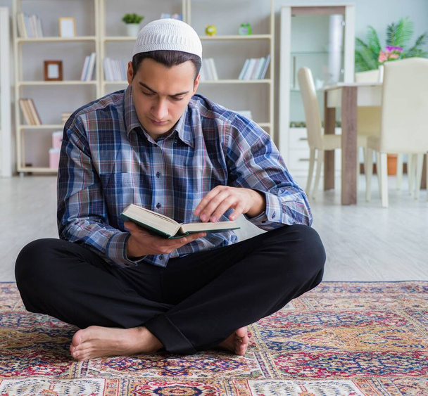 Νεαρός Μουσουλμάνος προσεύχεται στο σπίτι - Φωτογραφία, εικόνα