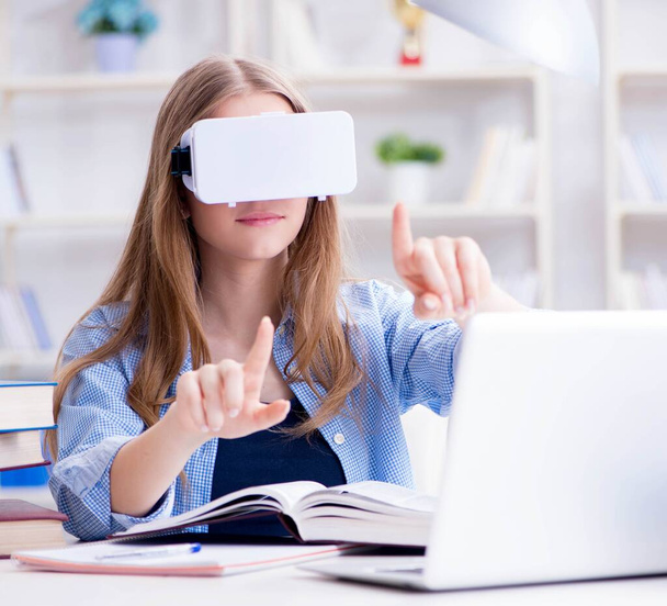 Giovane studentessa che si prepara per gli esami con occhiali VR - Foto, immagini