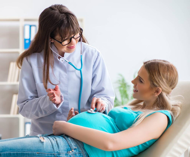 Pregnant woman at regular pregnancy check-up - Foto, afbeelding