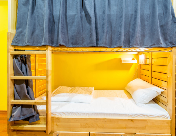Ostello letti dormitorio disposti in camera - Foto, immagini