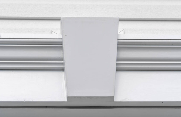 Κοντινό πλάνο της λευκής διακόσμησης μυλόχαρτου πάνω από ένα παράθυρο - Φωτογραφία, εικόνα