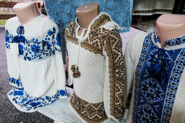 Vyshyvanka adı verilen geleneksel Ukrayna işlemeli gömlek. Özel etkinlikler için ulusal etnik kıyafetler. Ukrayna 'da tipik bir kostüm. Köydeki bir panayırda el yapımı güzel bir koleksiyon satılıyor.. - Fotoğraf, Görsel