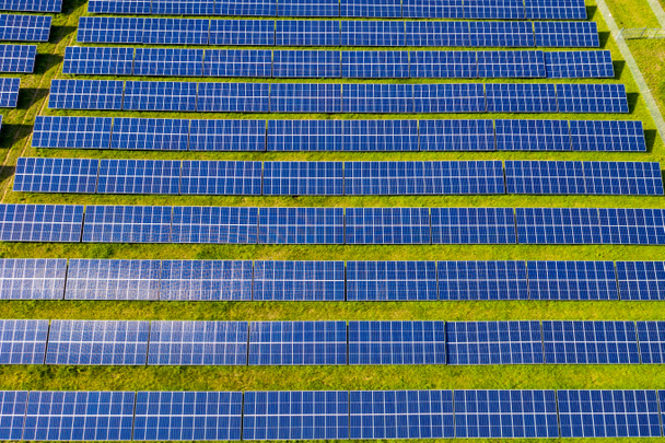 メリーランド州で持続可能な再生可能エネルギーを生産するエネルギー効率のパネルの何百もの行を持つ大規模な太陽光発電所の空中ビュー米国 - 写真・画像