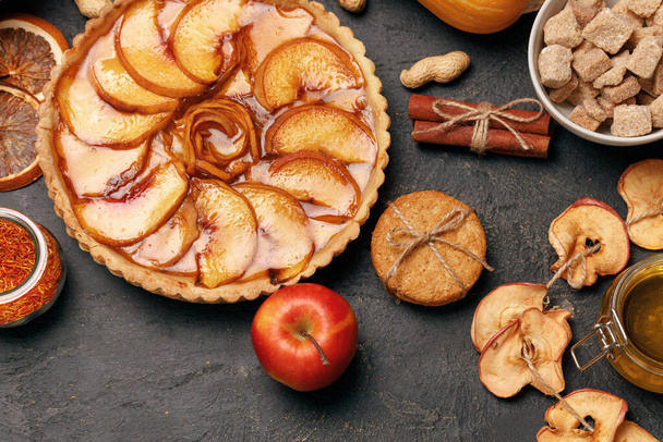 Apple tart pie on black surface close up - Foto, imagen