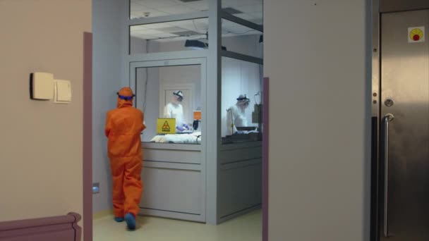 Slowmo - Γιατρός εισέρχεται στο δωμάτιο απομόνωσης με τους ασθενείς του Coronavirus - Πλάνα, βίντεο