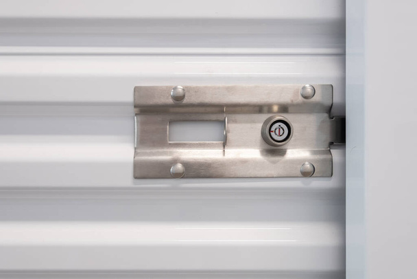 Fechadura de segurança para uma porta de armazenamento automático - Foto, Imagem