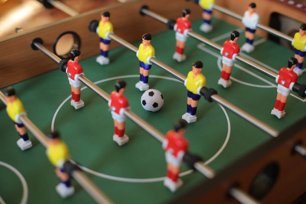 Juguetes caseros del niño de la tabla de fútbol, tablero de los niños de los juguetes de la mesa del juego de la familia del fútbol  - Foto, Imagen