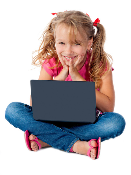 uśmiechający się piękna dziewczyna z laptopa na białym tle - Zdjęcie, obraz