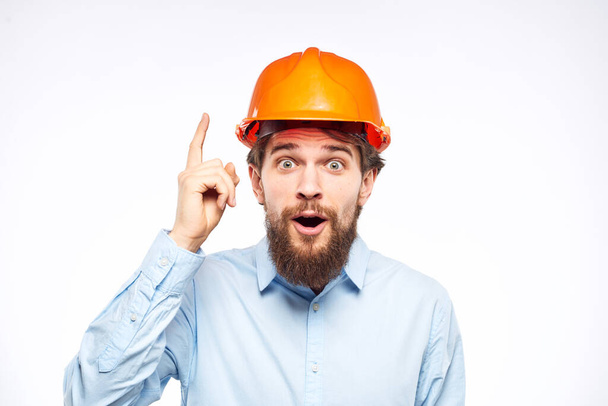 Emotionale Arbeiter orange Farbe Ingenieur professionelle Bau beschnitten Ansicht - Foto, Bild