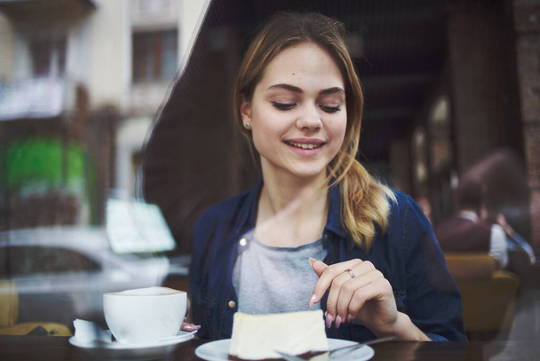 Mujer alegre taza de café pastel estilo de vida libre - Foto, Imagen