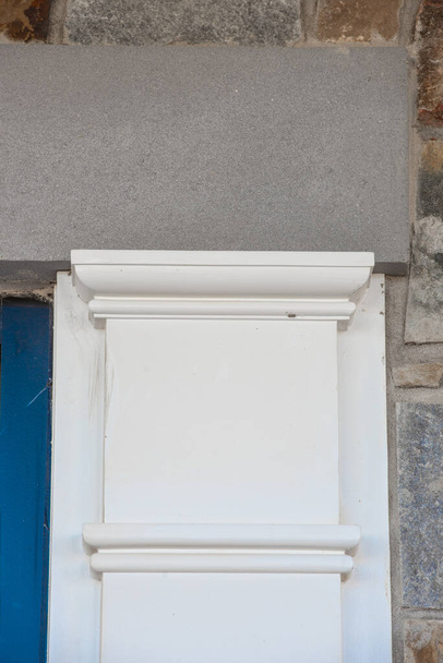 Tête décorative blanche de colonne de menuiserie sur une maison unifamiliale aux Etats-Unis - Photo, image