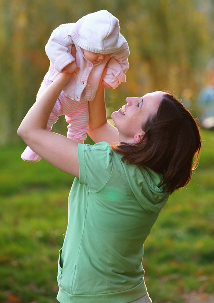 fiatal nő játszik a baba - Fotó, kép