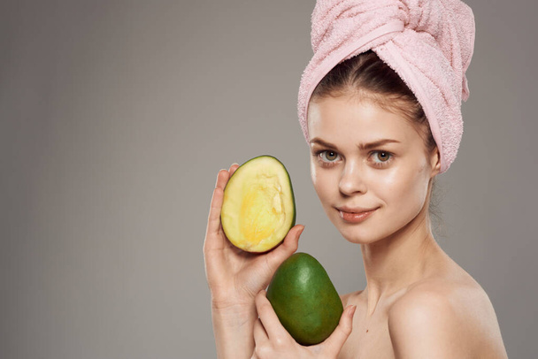 mujer bonita desnuda hombros tratamientos de spa fruta mango vista recortada - Foto, imagen