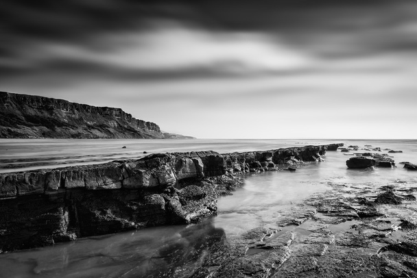 Bela paisagem em preto e branco de costa rochosa ao pôr do sol
 - Foto, Imagem