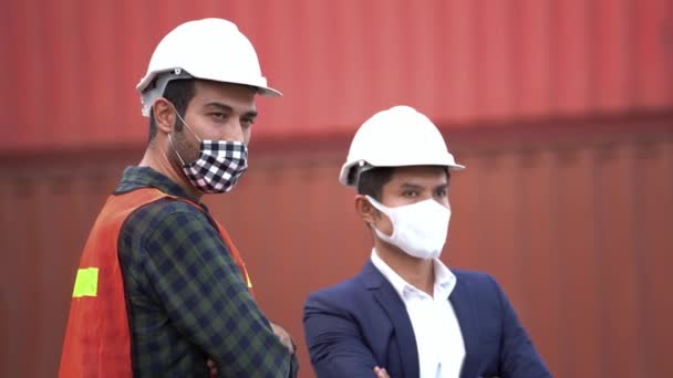 Travailleur homme porte masque de protection visage et casque de sécurité à l'usine d'entrepôt extérieur. Concept de travailleur de l'industrie de la sécurité. - Séquence, vidéo