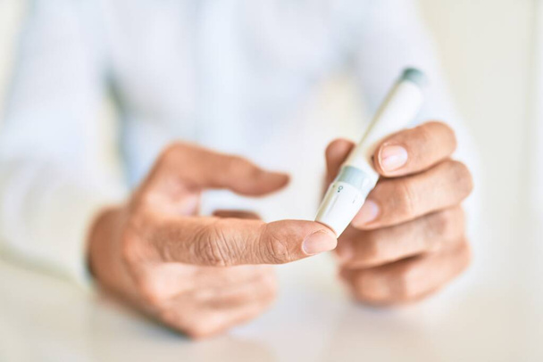 Крупный план человека с диабетом с использованием инсулиновой палочки со шприцем - Фото, изображение
