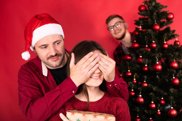 Αστείες Χριστουγεννιάτικες εκπλήξεις. παρέα φίλων στο χριστουγεννιάτικο δέντρο - Φωτογραφία, εικόνα