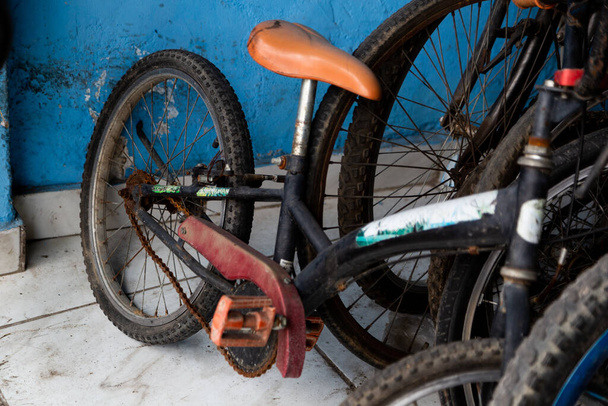 A closeup shot of an old abandoned bicycle - Zdjęcie, obraz
