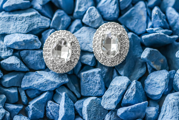 Luxus-Diamant-Ohrringe Nahaufnahme, Schmuck und Modemarke - Foto, Bild
