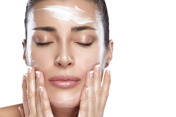 prachtige spa meisje met crème op haar gezicht. huidverzorging concept - Foto, afbeelding