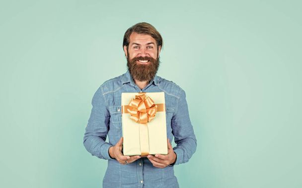 mature man looking casual in surprise with present gift box. commonly used for birthday. buy anniversary gifts. surprised male open cardboard box with something exciting inside - Foto, immagini